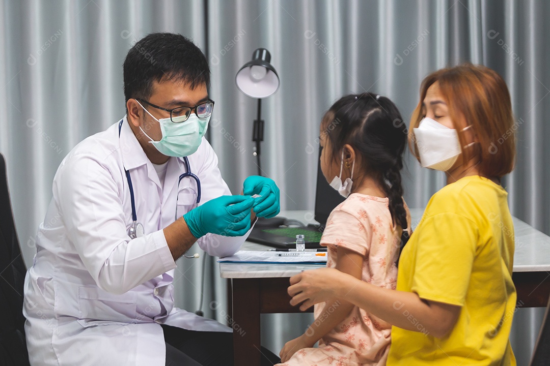 Mãe levando sua filha ao medico