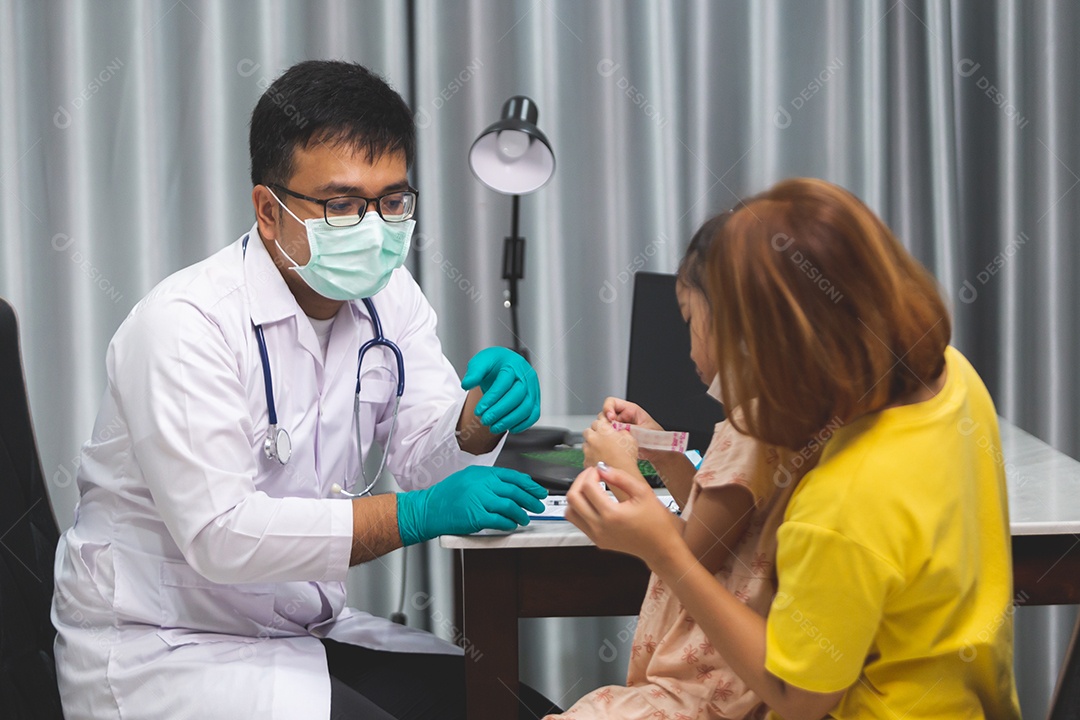 Mãe levando sua filha ao medico