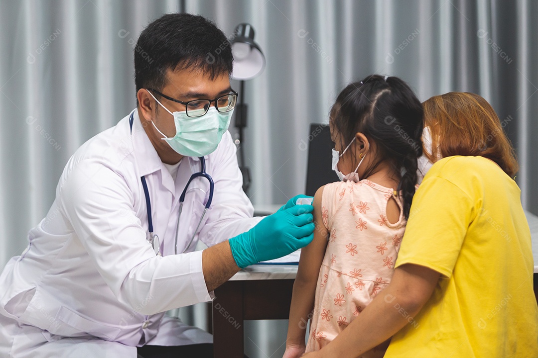 Mãe levando sua filha ao medico