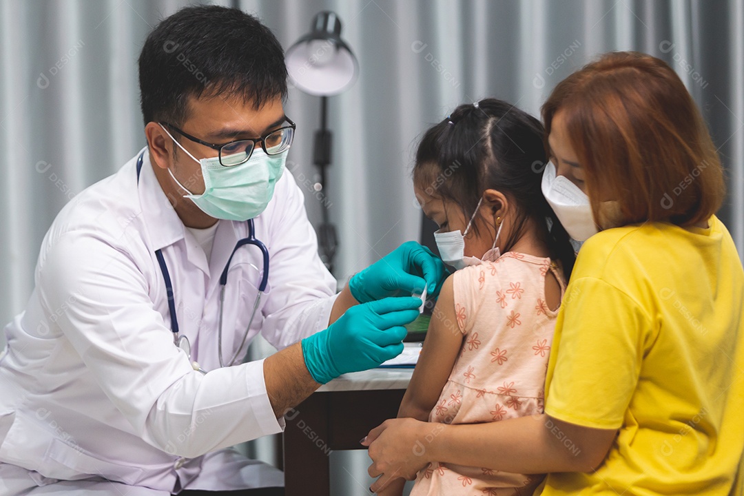 Mãe levando sua filha ao medico