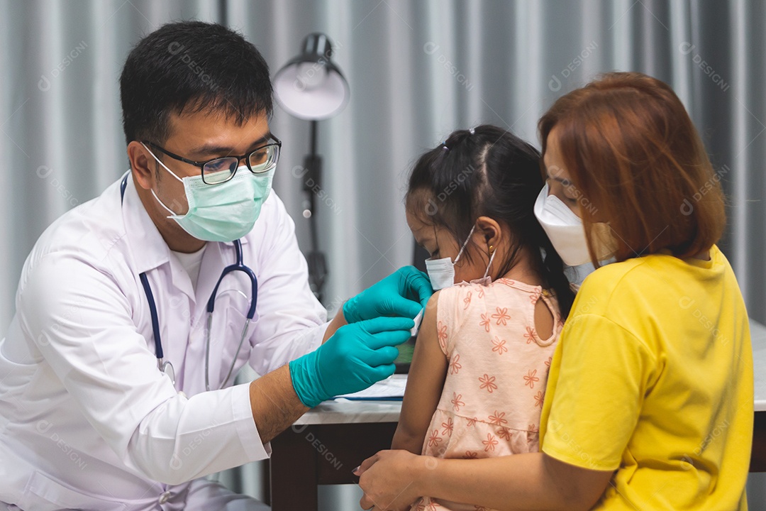 Mãe levando sua filha ao medico