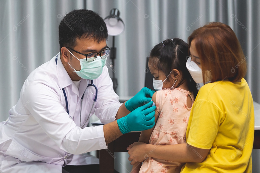 Mãe levando sua filha ao medico