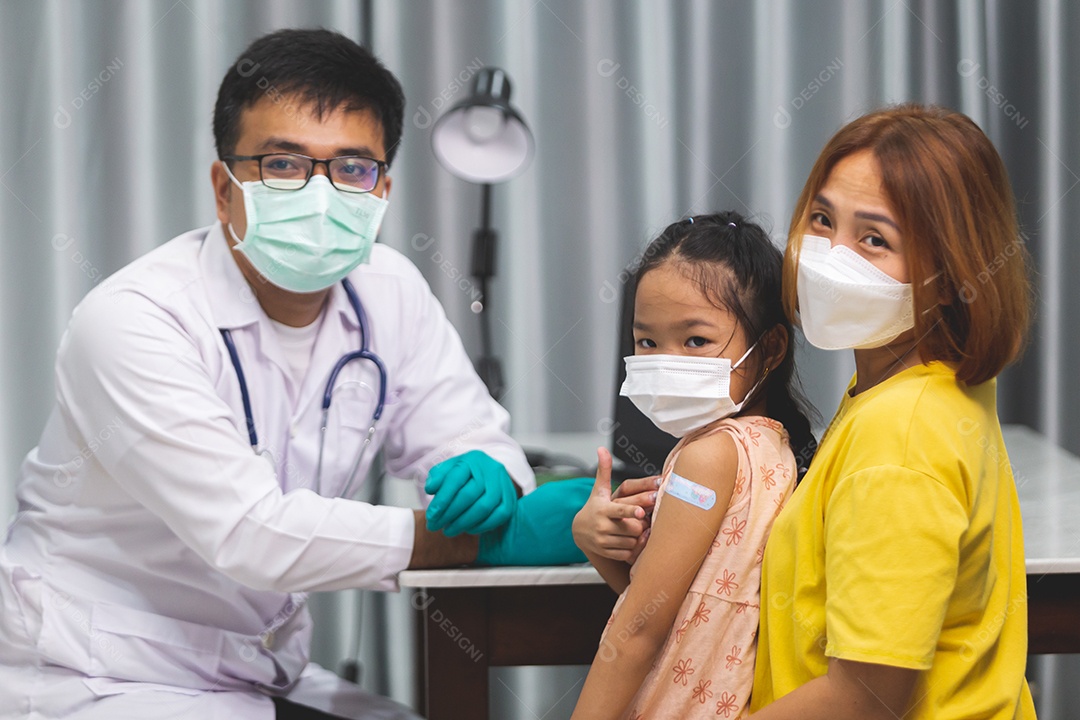 Mãe levando sua filha ao medico