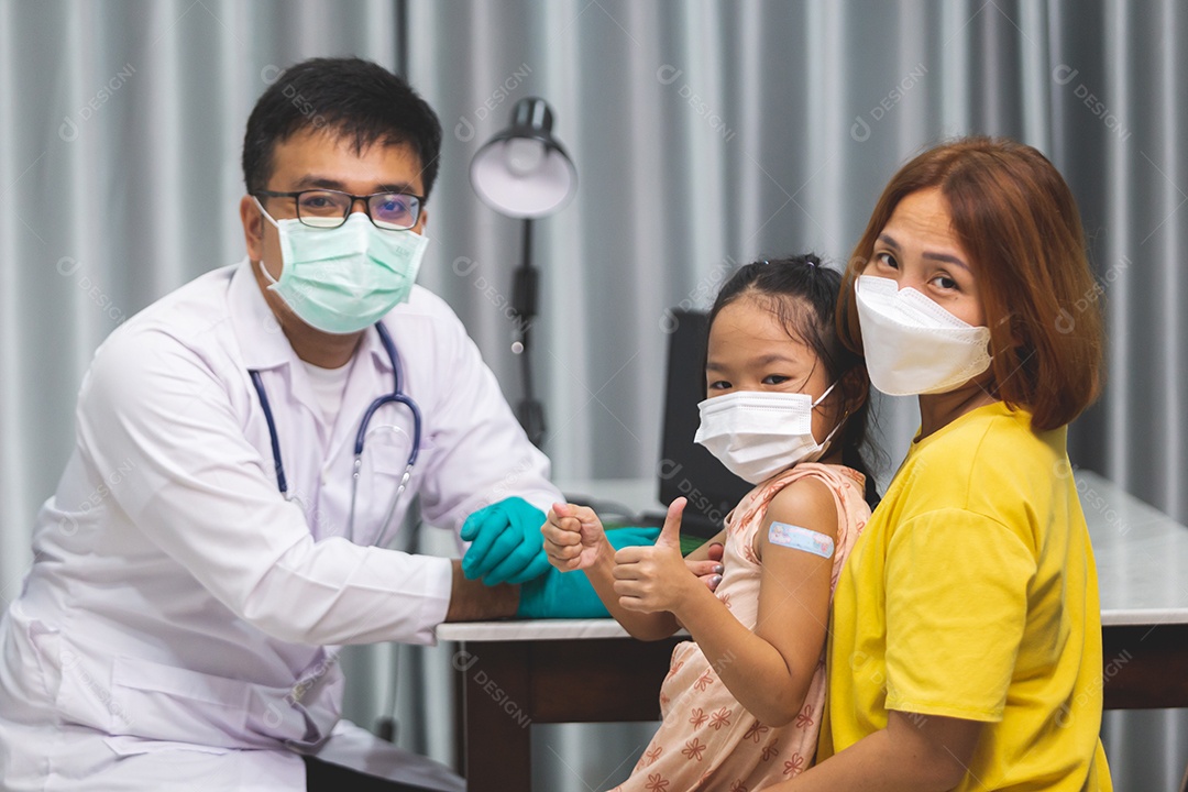 Mãe levando sua filha ao medico