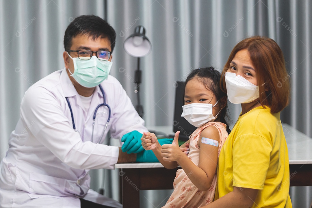 Mãe levando sua filha ao medico