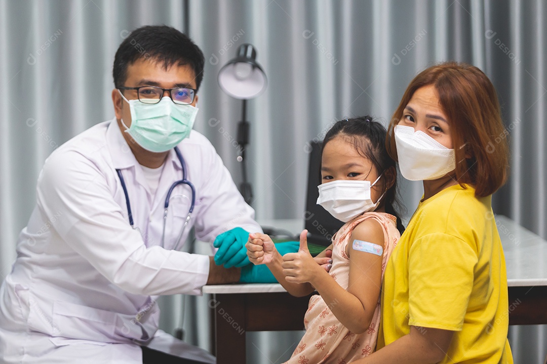 Mãe levando sua filha ao medico