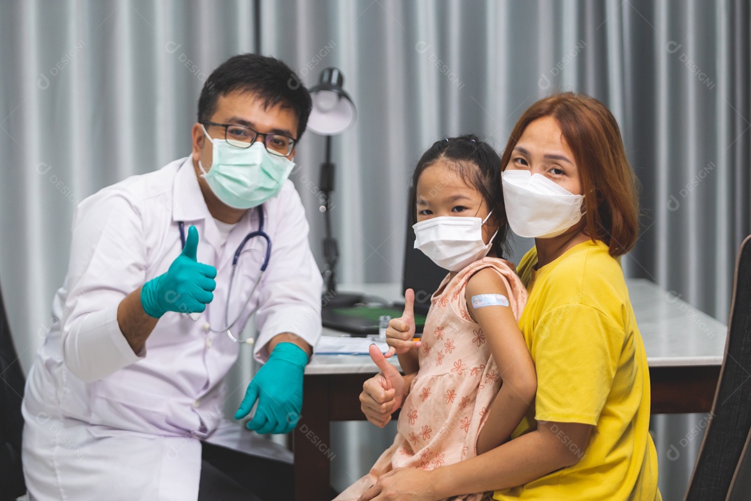 Mãe levando sua filha ao medico