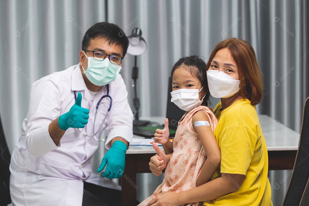 Mãe levando sua filha ao medico