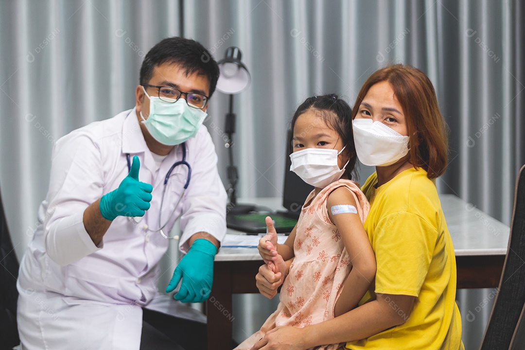 Mãe levando sua filha ao medico