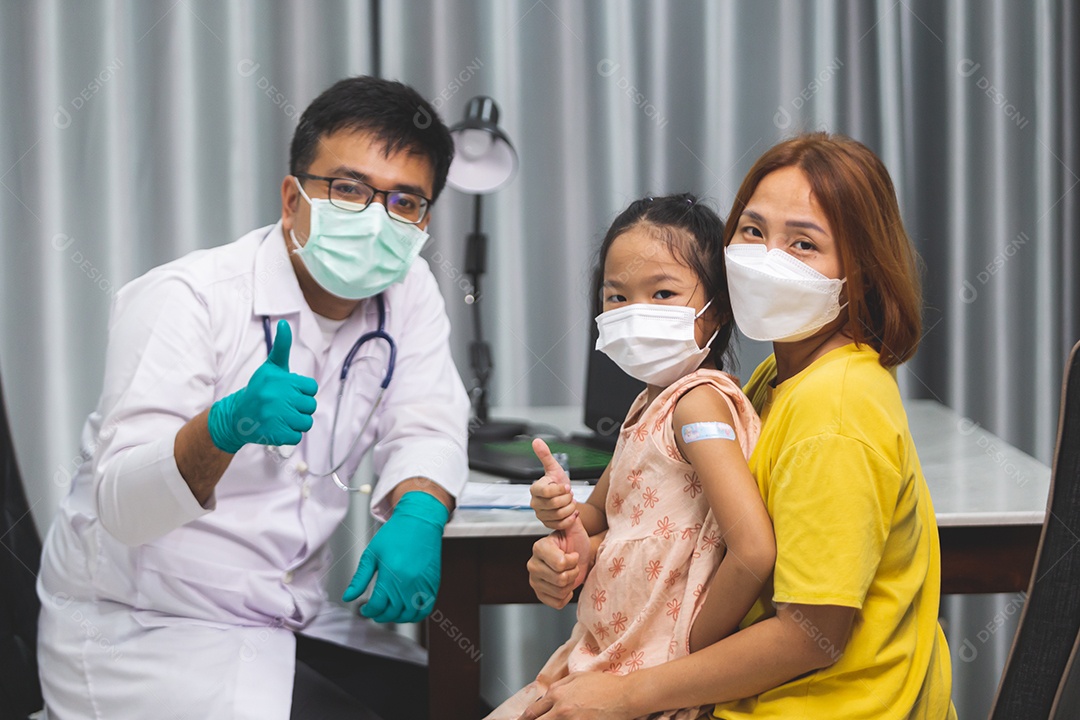 Mãe levando sua filha ao medico
