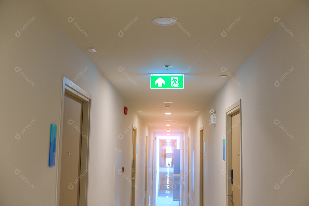 Sinal de saída de emergência de incêndio no fundo da parede dentro do prédio. Conceito de segurança