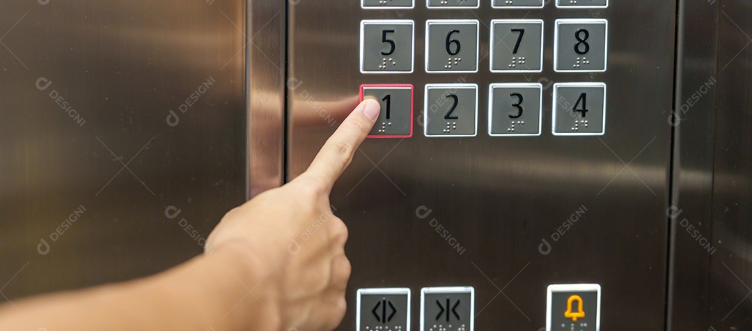 Pressione o botão do elevador com o dedo da mão, mulher usando elevador