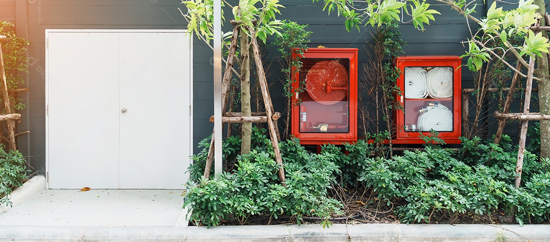 Extintor de incêndio e sistema de bomba de água na parede, potente