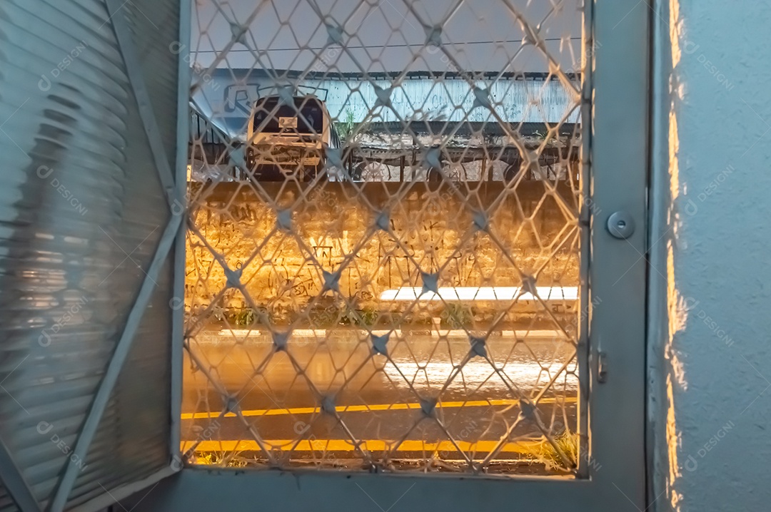 Porta aberta com iluminação pública no exterior, ambiente agradável