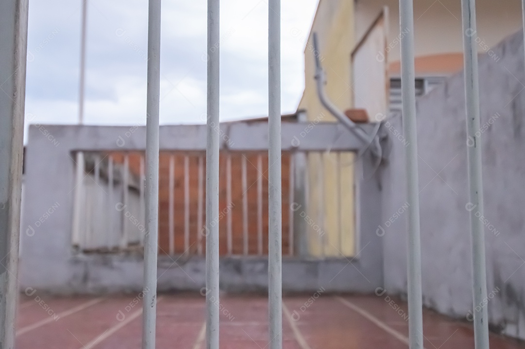 Grade feita de metal na textura de cor branca.