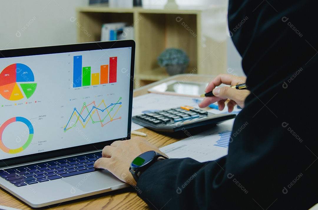 Empresário trabalhando no escritório com documento em sua mesa