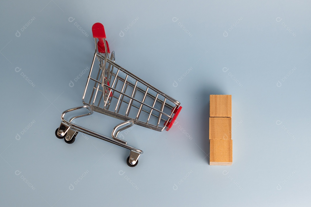 Cubo de bloco de madeira em branco e carrinho de compras no fundo