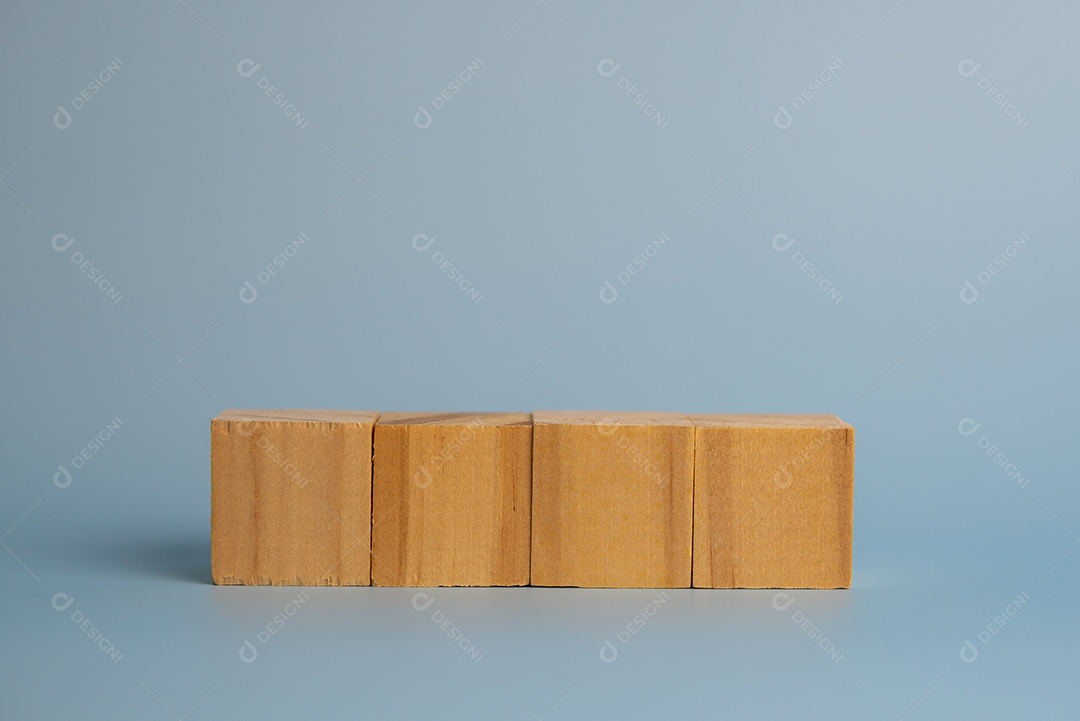 Quatro cubos de bloco de madeira em branco no fundo para o seu texto. Banner e modelo de conceito de negócios.