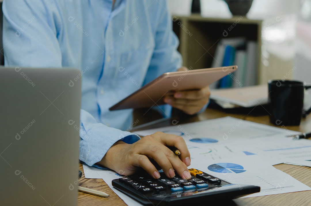 Empresário trabalhando no escritório com documento em sua mesa