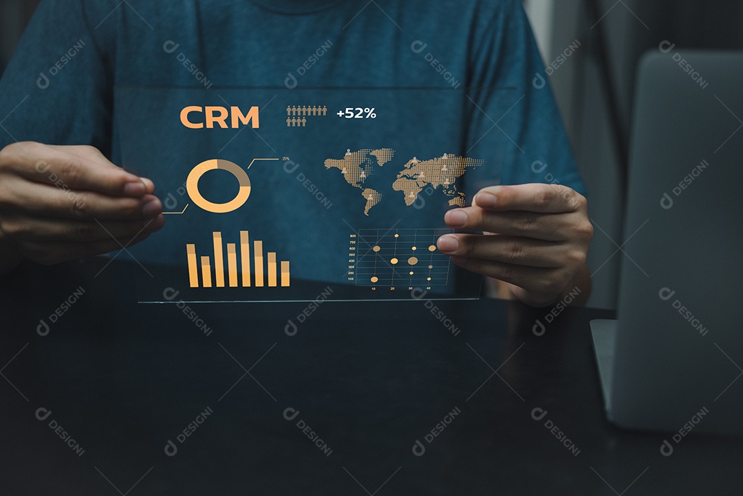 Homem de negócios, segurando a tela virtual ícone crm Gestão de relacionamento com o cliente.