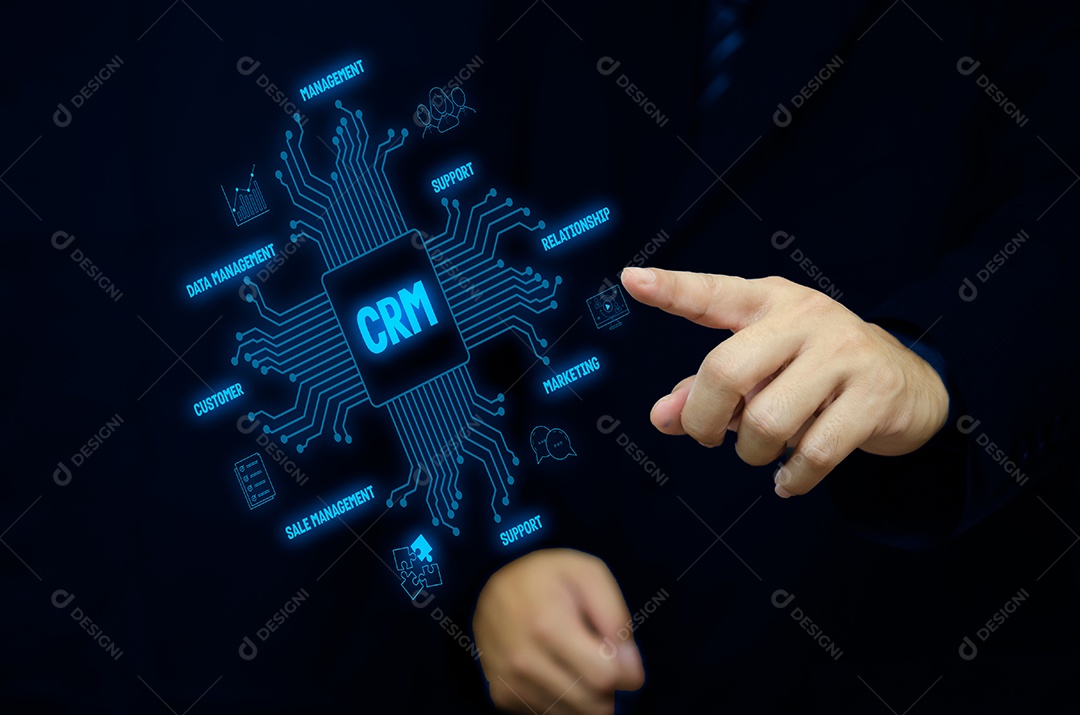 Empresário pressionando o botão em telas virtuais CRM conceito de gerenciamento de relacionamento com o cliente.