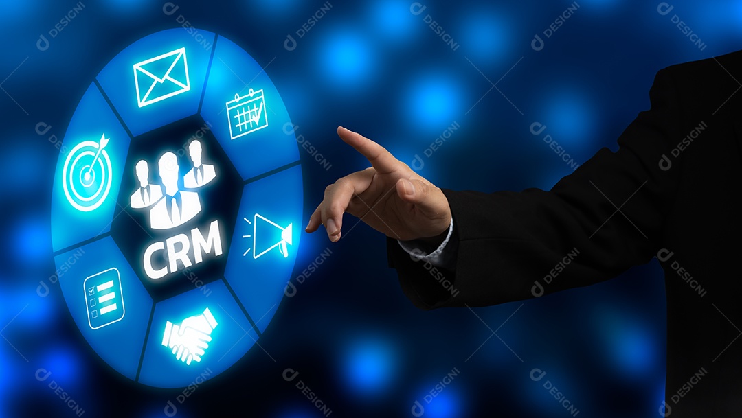 Empresário pressionando o botão em telas virtuais CRM conceito de gerenciamento de relacionamento com o cliente.