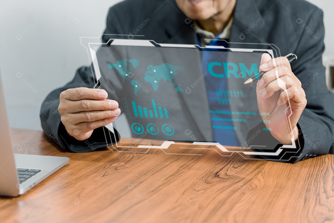 Homem de negócios, segurando o ícone virtual crm da tela da caneta Gerenciamento de relacionamento com o cliente.
