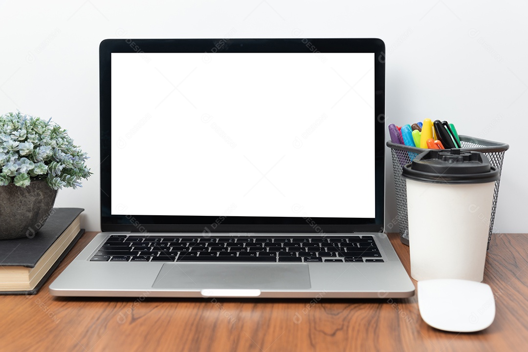 Computador portátil e mouse de xícara de café na mesa.