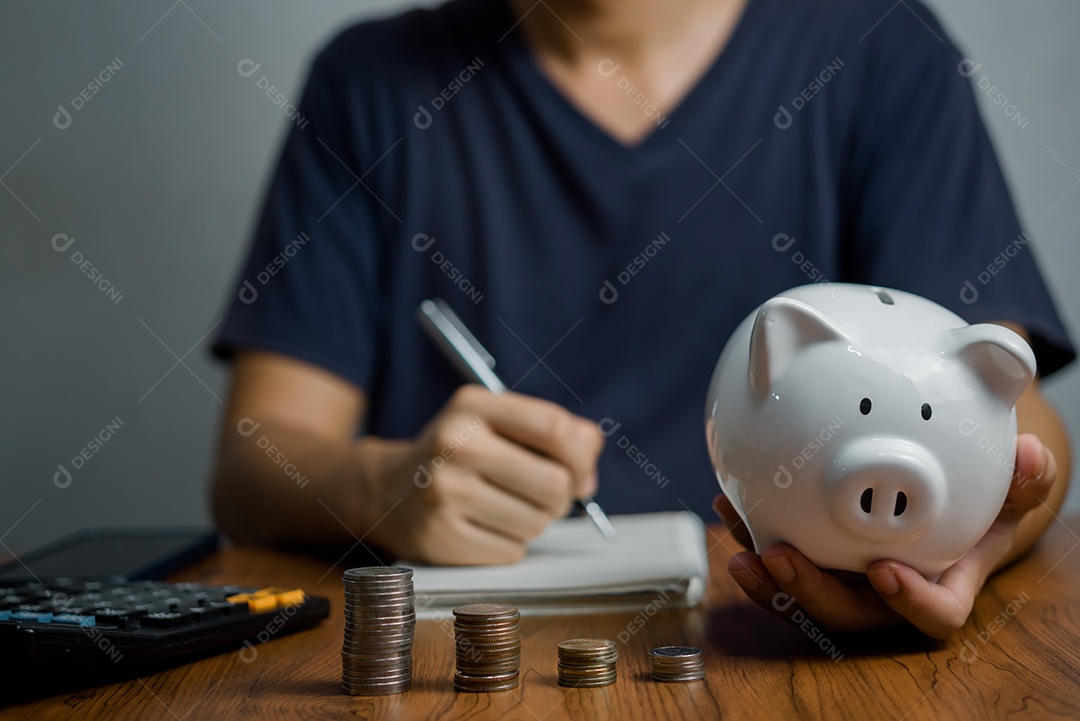 Dinheiro de poupança bancária investir seguro planejamento real imobiliário apoio relacionamento pai renda econômica budget.