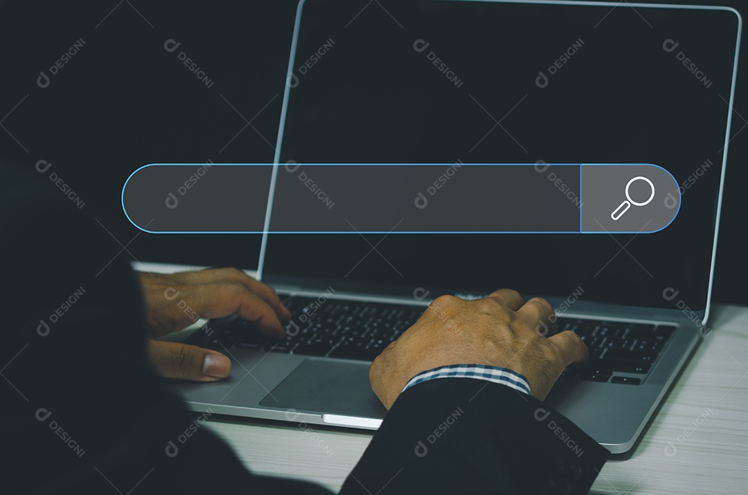 Homem usando computador laptop on-line navegando na internet pesquisa informações site rede social mídia e tecnologia de negócios de comunicação.