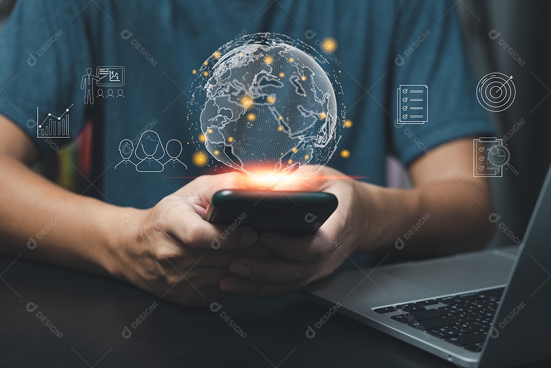 Mãos de negócios segurando o conceito virtual de ícone de conexão de rede de educação digital global de tecnologia digital e troca de dados.