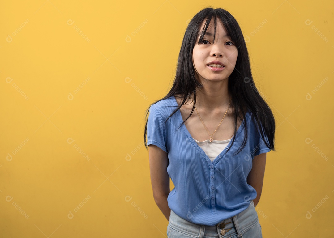 Menina asiática sorrindo. estilo de vida beleza e moda em fundo amarelo. copie o espaço.