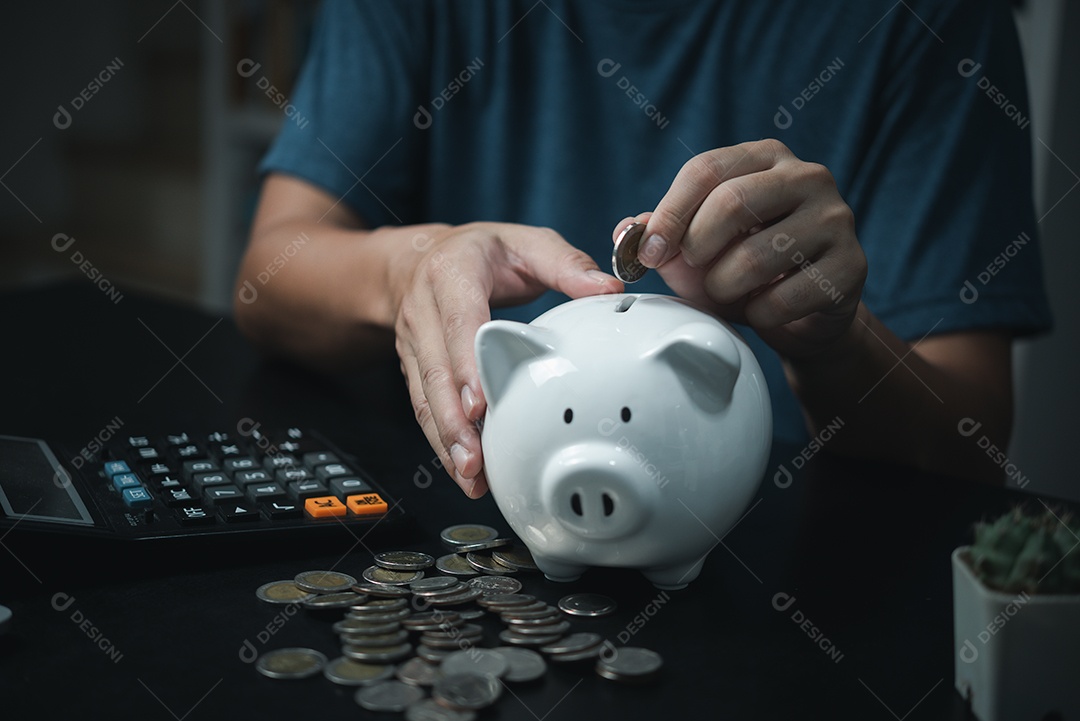 Economizando dinheiro e moeda Cofrinho. Conceito de economia bancária de investimento de finanças empresariais.