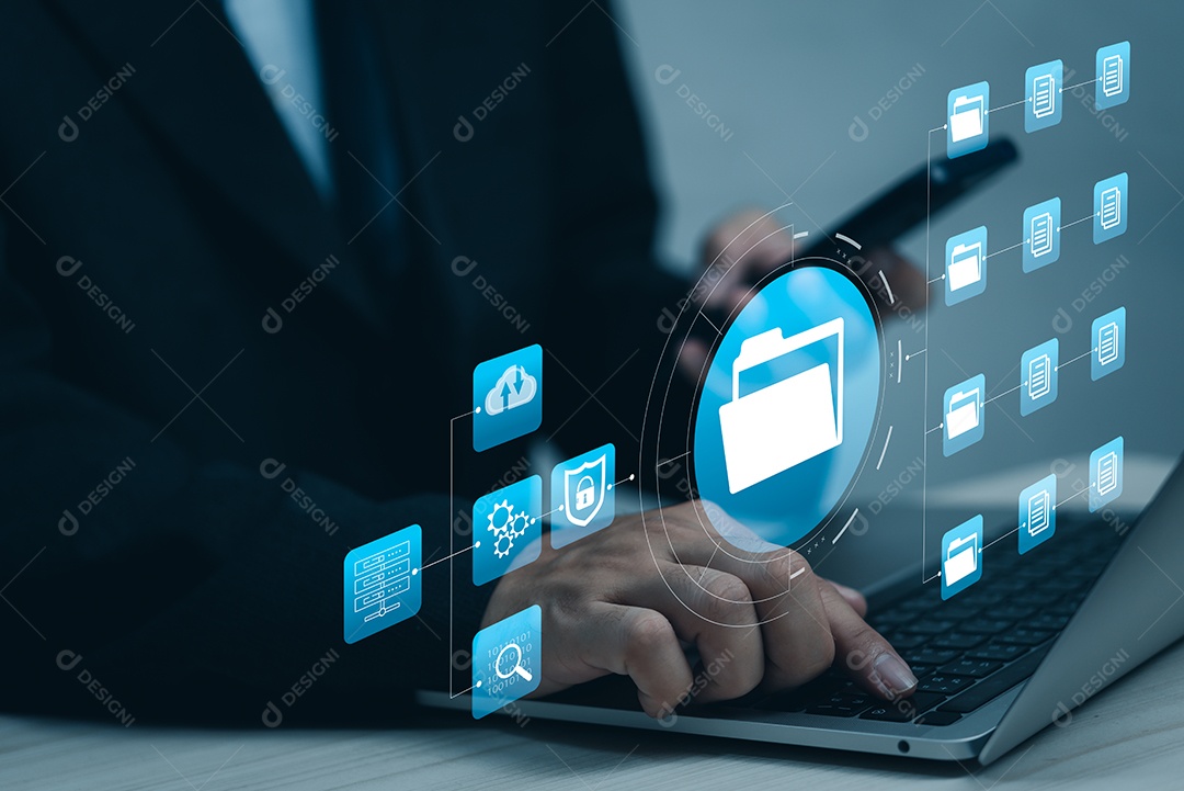 Analista de software e sistema de gerenciamento de dados trabalhando em um relatório.