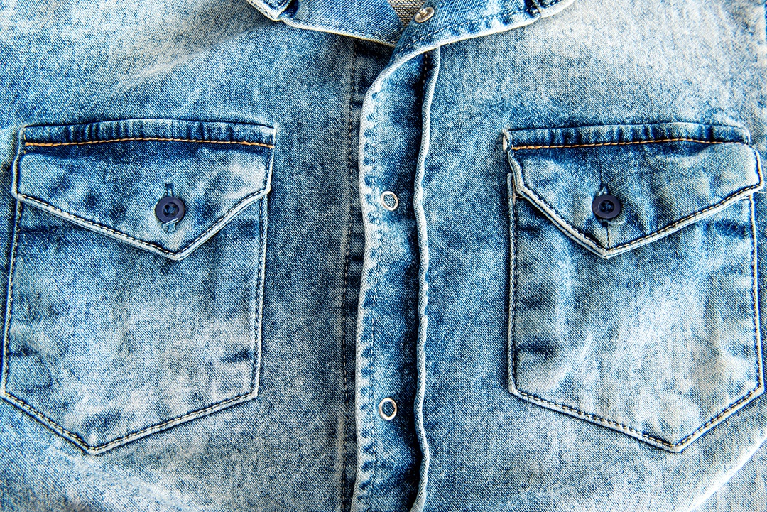 Fundo de textura de camisa jeans, botões de camisa jeans e bolso
