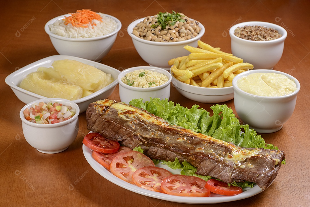 Carne de sol e acompanhamentos. Carne de sol, bife salgado, prato típico do nordeste brasileiro.