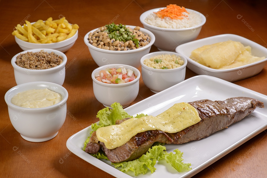 Carne de Sol. Carne seca. Prato típico do nordeste brasileiro servido com acompanhamentos tradicionais.