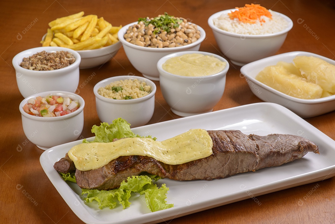 Carne de Sol. Carne seca. Prato típico do nordeste brasileiro servido com acompanhamentos tradicionais.