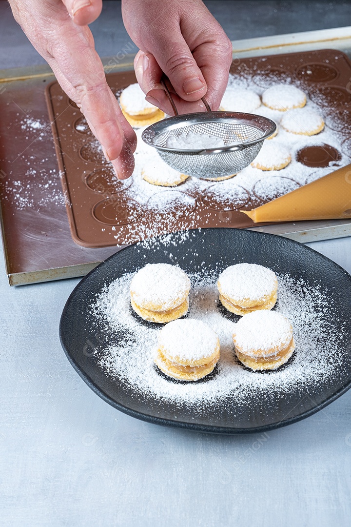 Confeiteiro polvilhando açúcar em quatro doces de casamento. Doce tradicional brasileiro.