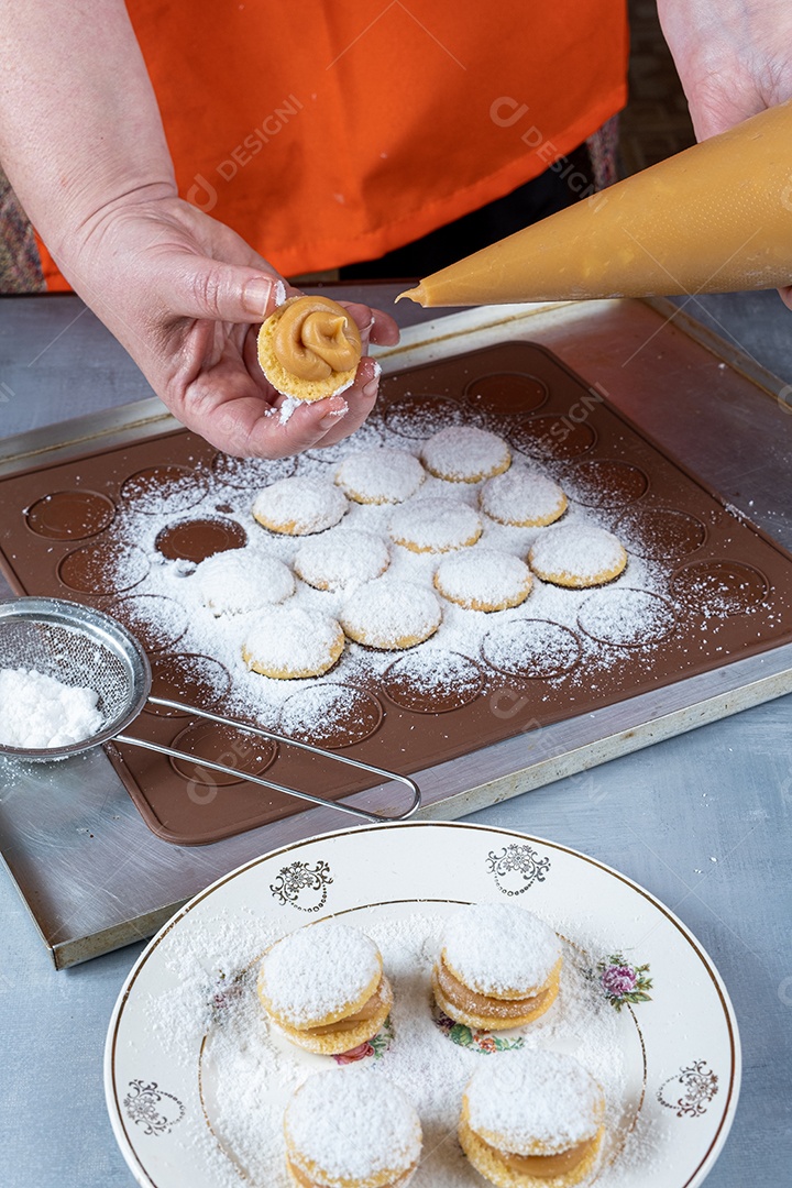 Recheio de confeiteiro com doce de leite doce de casamento.