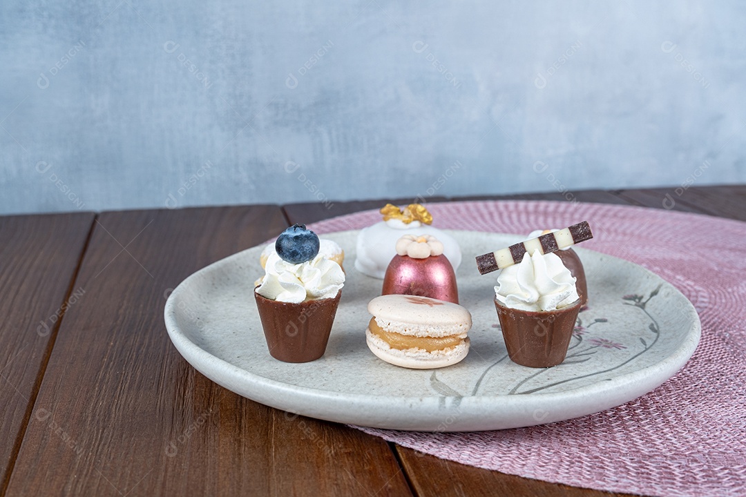 Doces sofisticados para casamentos brasileiros. Trufas, copinhos de chocolate e macarons_top view.