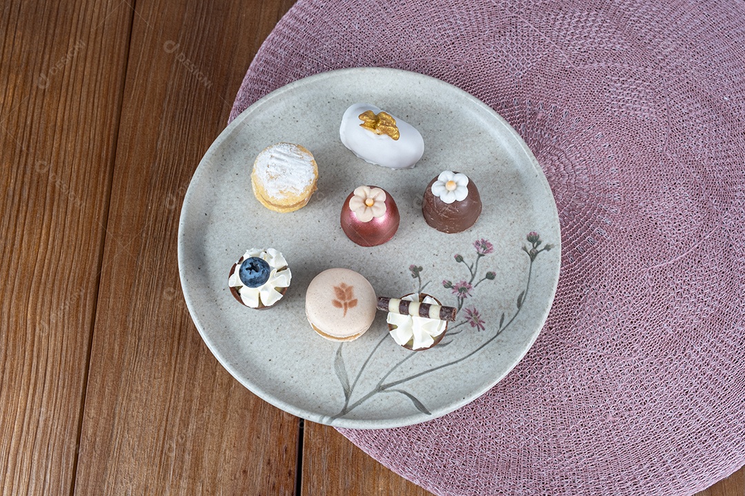 Doces sofisticados para casamentos brasileiros. Trufas, copinhos de chocolate e macarons_top view.