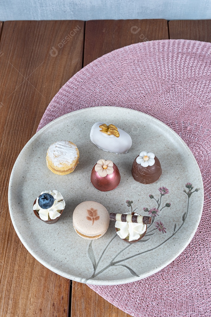 Doces sofisticados para casamentos brasileiros. Trufas, copinhos de chocolate e macarons_top view.