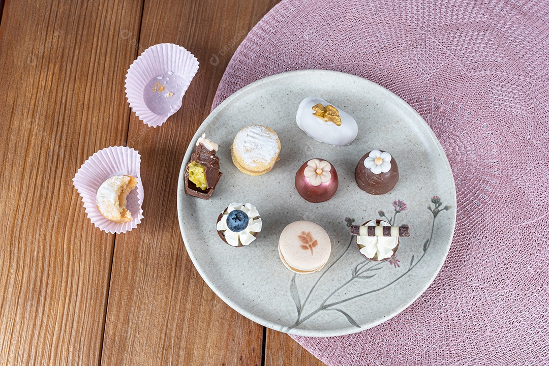 Doces sofisticados para casamentos brasileiros. Trufas, copinhos de chocolate e macarons_top view.