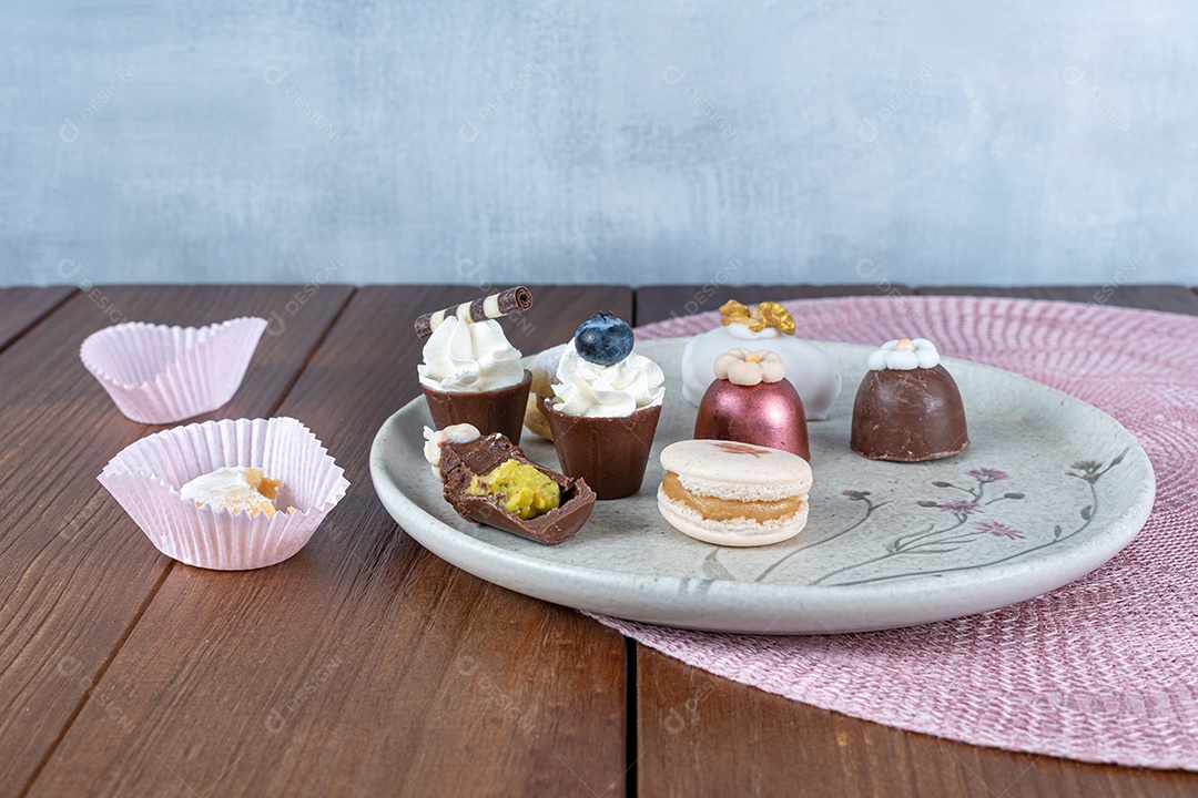 Doces sofisticados para casamentos brasileiros. Trufas, copinhos de chocolate e macarons_side view.