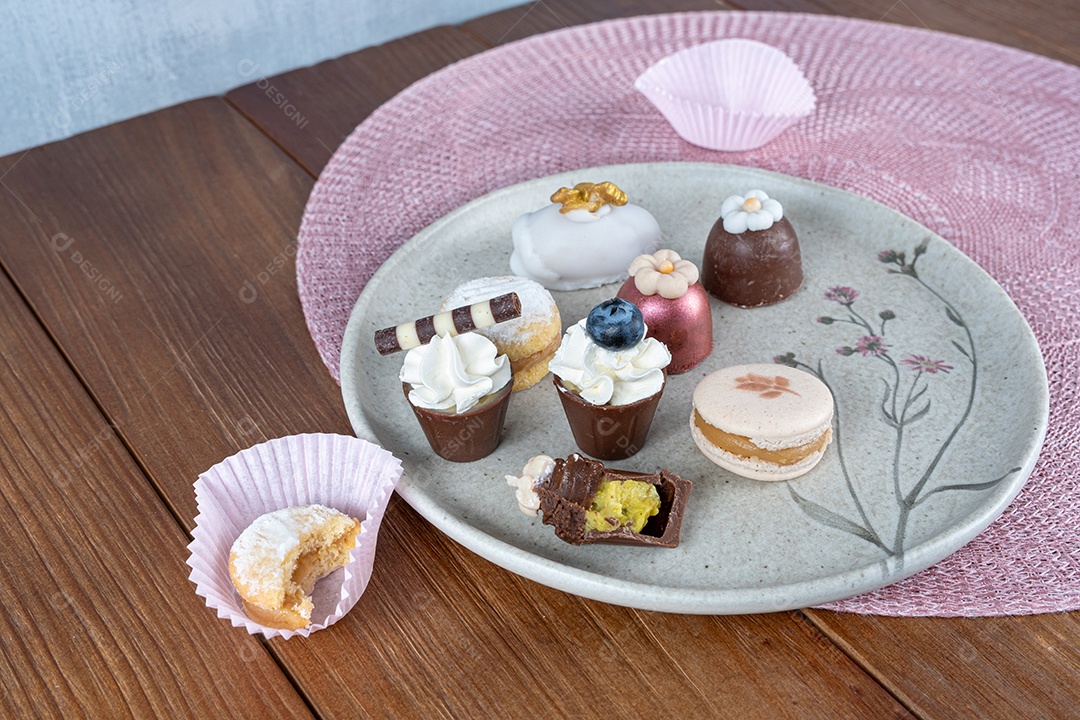 Doces sofisticados para casamentos brasileiros. Trufas, copinhos de chocolate e macarons_side view.