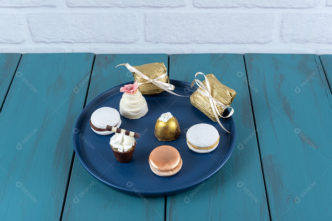 Doces sofisticados para casamentos brasileiros. Trufas, copinhos de chocolate e macarons_side view.