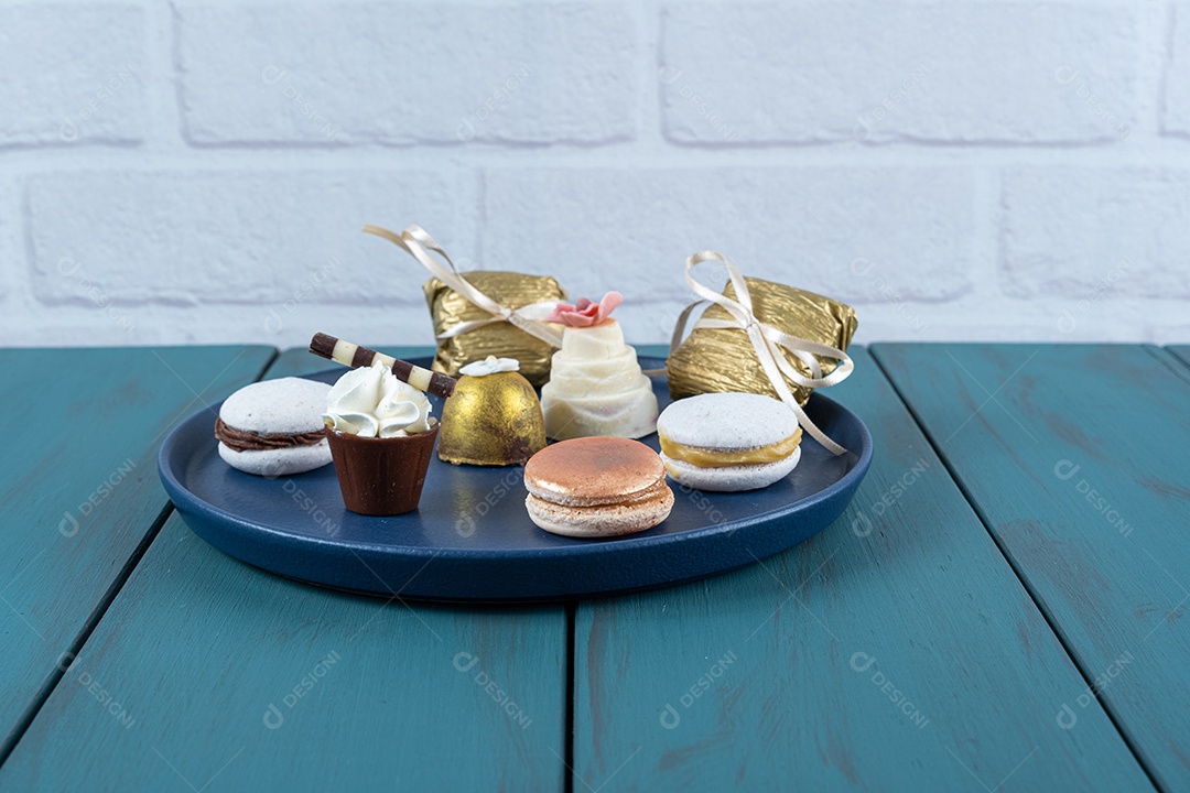 Doces sofisticados para casamentos brasileiros. Macarons, trufas e copinhos de chocolate_vertical.