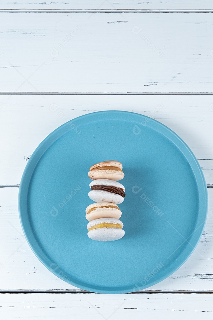 Closeup de uma pilha de macarons cheios de ganache de chocolate, doce de leite e creme de maracujá.