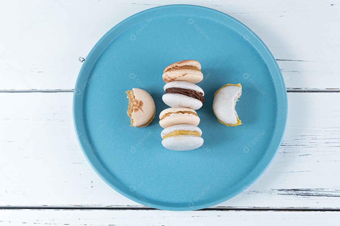 Closeup de uma pilha de macarons cheios de ganache de chocolate, doce de leite e creme de maracujá.